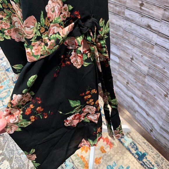 🔥🔥SALE🔥🔥Lily ROSE Black Blouse With Roses With Bell Sleeve - Picture 3 of 7